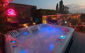 Spa De La Lune - Private Love Room Suite With Terrace And View - Air Conditioned- Double Jacuzzi - Sauna - King Size Bed - Free Wifi - Free Parking - Free Breakfast - Close To Cdg Airport And To The North Of Paris